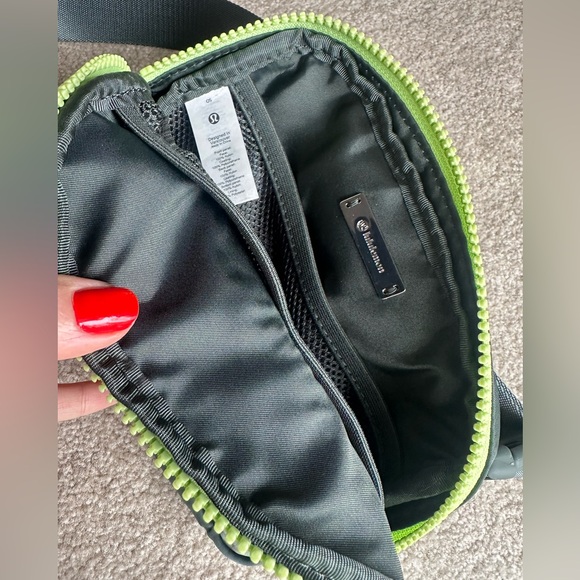lululemon Everywhere Belt Bag (1L) in the Green Fern / Smoked Spruce / Neo Mint - Picture 5 of 5